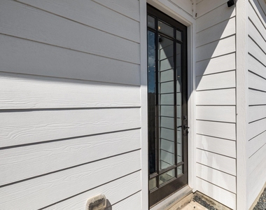 817 W 19th Street - Photo Thumbnail 1
