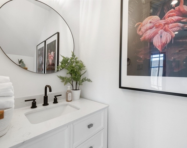 817 W 19th Street - Photo Thumbnail 8