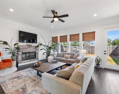 817 W 19th Street - Photo Thumbnail 9