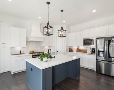817 W 19th Street - Photo Thumbnail 4