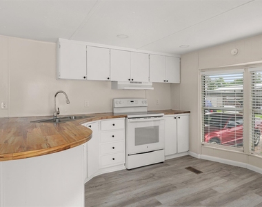 2222 N Austin Avenue - Photo Thumbnail 5