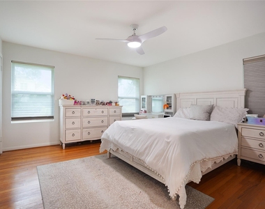 5643 Terwilliger Way - Photo Thumbnail 14