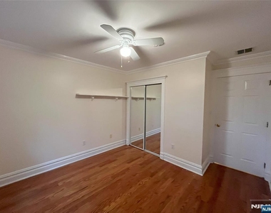 2417 Stanhope - Photo Thumbnail 17