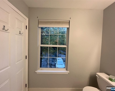 2417 Stanhope - Photo Thumbnail 13
