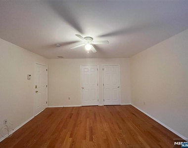 2417 Stanhope - Photo Thumbnail 11