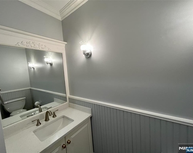 2417 Stanhope - Photo Thumbnail 24