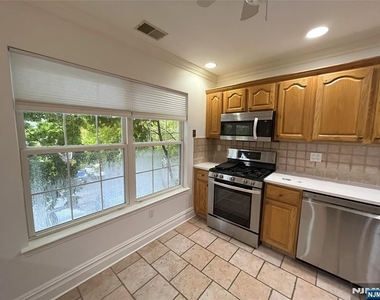 2417 Stanhope - Photo Thumbnail 5