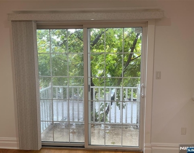 2417 Stanhope - Photo Thumbnail 10