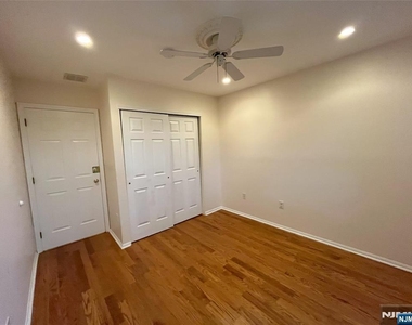 2417 Stanhope - Photo Thumbnail 21