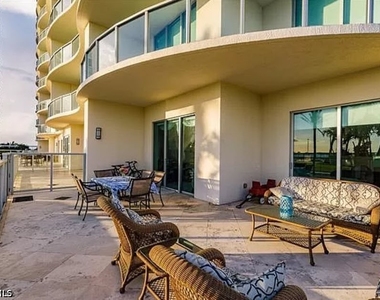 3000 Oasis Grand Boulevard - Photo Thumbnail 4