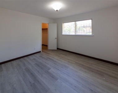 8826 Roos Road - Photo Thumbnail 21