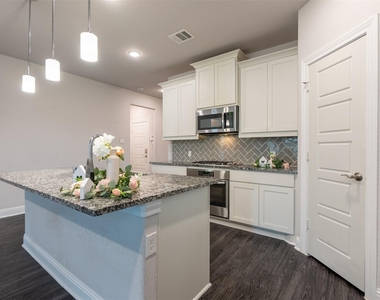 16611 Highland Country Drive - Photo Thumbnail 12