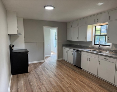 411 N Baron Street - Photo Thumbnail 8