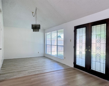 9826 Chiselhurst Drive - Photo Thumbnail 3