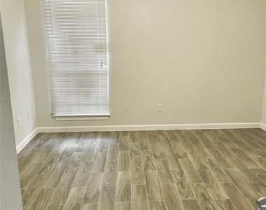 9350 Country Creek Drive - Photo Thumbnail 12