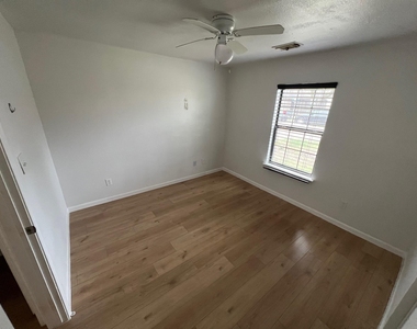 3907 Cinnamon Cove Drive - Photo Thumbnail 2
