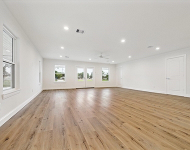 1935 Willow Road - Photo Thumbnail 7