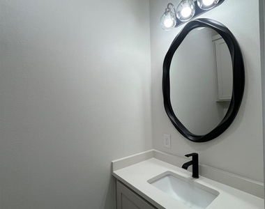 817 Center Street - Photo Thumbnail 29