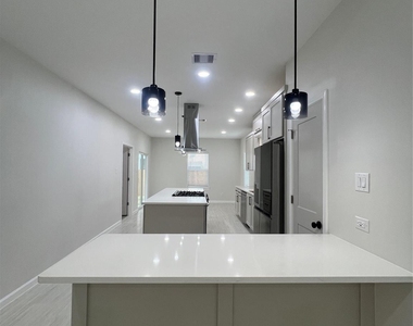 817 Center Street - Photo Thumbnail 12