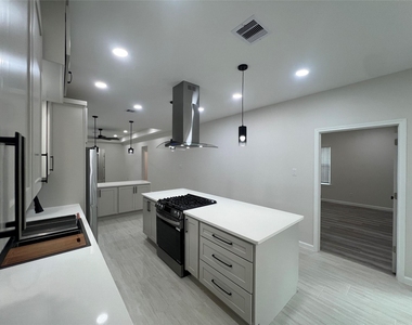 817 Center Street - Photo Thumbnail 4