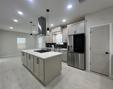 817 Center Street - Photo Thumbnail 5
