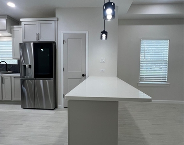 817 Center Street - Photo Thumbnail 13