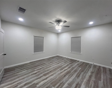 817 Center Street - Photo Thumbnail 18
