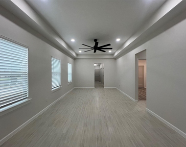 817 Center Street - Photo Thumbnail 2