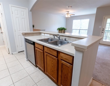 6607 Lake Woodlands Drive - Photo Thumbnail 12
