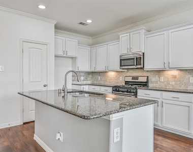 4511 Apple Point Lane - Photo Thumbnail 9
