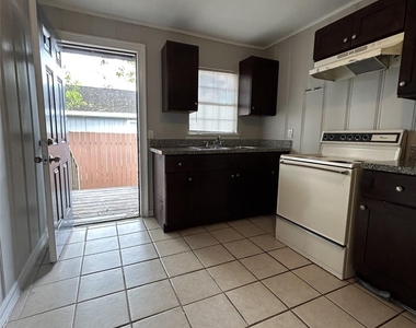 301 W Austin Avenue - Photo Thumbnail 2