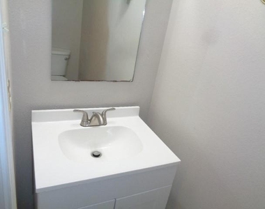 810 Oak West Drive - Photo Thumbnail 3