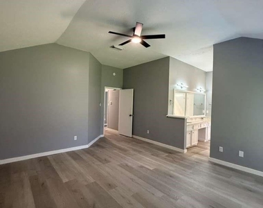 1019 Western Springs Drive - Photo Thumbnail 6