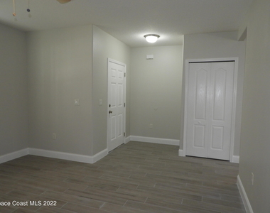 583 Hollow Glen Drive - Photo Thumbnail 4