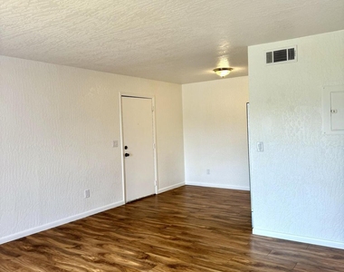 2100 Forest Knoll Drive Ne - Photo Thumbnail 5