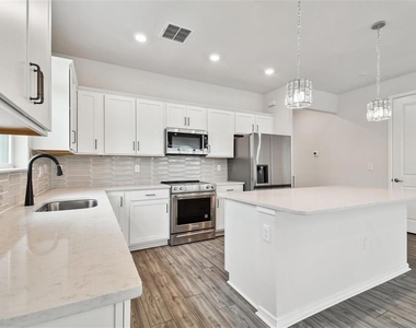 13144 Peachleaf Avenue - Photo Thumbnail 6