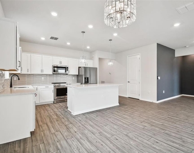 13144 Peachleaf Avenue - Photo Thumbnail 20
