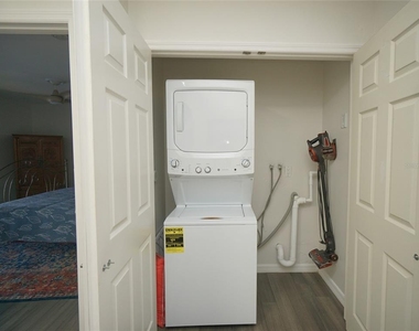 6325 Newtown Circle - Photo Thumbnail 16