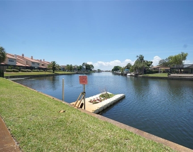 6325 Newtown Circle - Photo Thumbnail 14