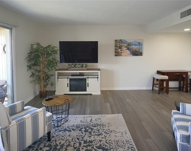 6325 Newtown Circle - Photo Thumbnail 10
