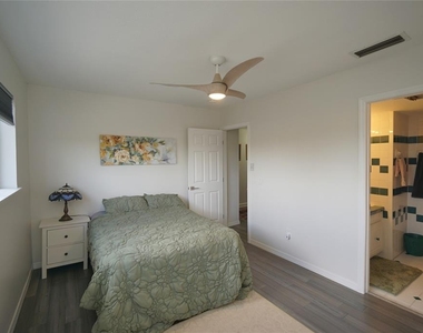 6325 Newtown Circle - Photo Thumbnail 13