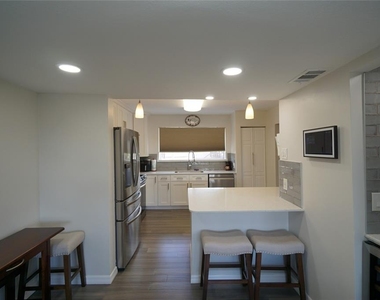 6325 Newtown Circle - Photo Thumbnail 8