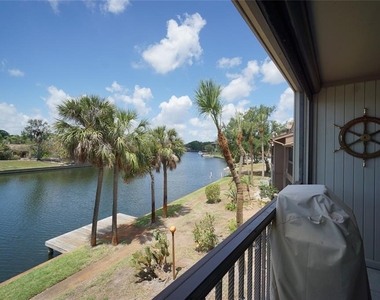 6325 Newtown Circle - Photo Thumbnail 2