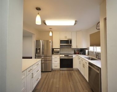 6325 Newtown Circle - Photo Thumbnail 6