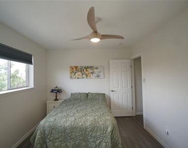 6325 Newtown Circle - Photo Thumbnail 4