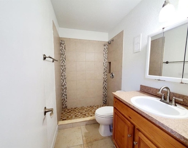 13832 Orange Sunset Drive - Photo Thumbnail 21
