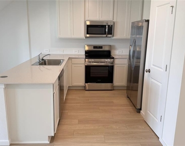837 Lynx Street - Photo Thumbnail 7