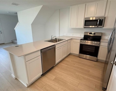 837 Lynx Street - Photo Thumbnail 6