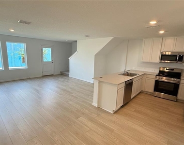 837 Lynx Street - Photo Thumbnail 5