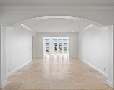 325 Magnolia Street - Photo Thumbnail 4